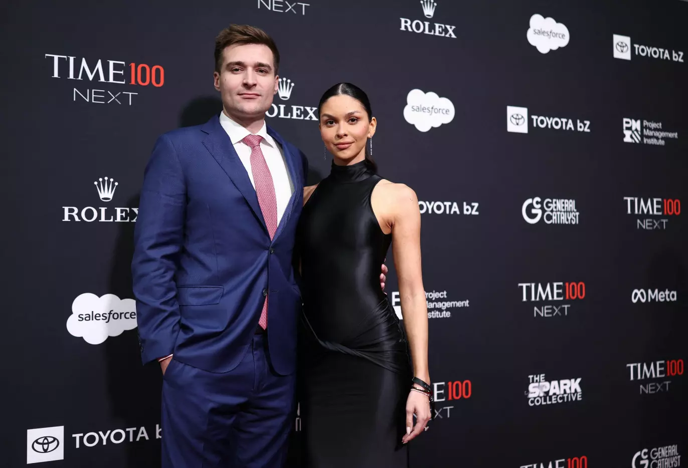 TIDLIGERE TRUMP-ANSATT: Den politiske influenseren og tidligere Trump-kampanjearbeider Alex Bruesewitz avbildet med sin forlovede Carolina Urrea. Foto: Charly Triballeau / AFP/NTB