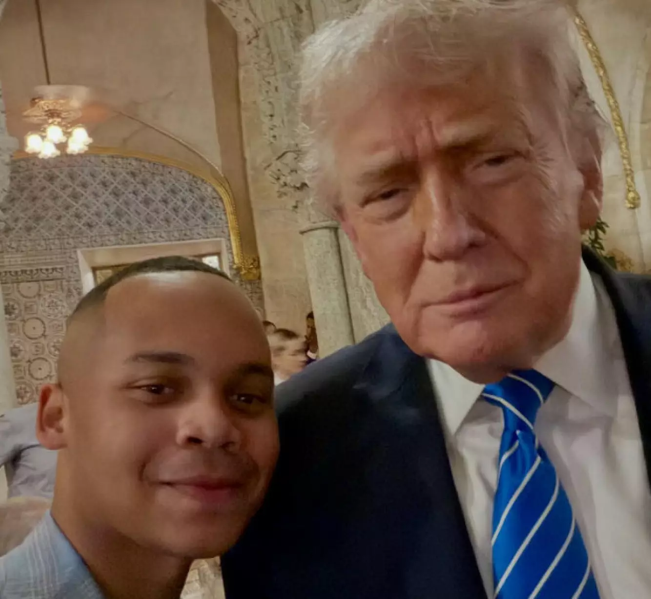 MAR-A-LAGO: Trump-influenser CJ Pearson avbildet sammen med Donald Trump i Trumps eiendom i Florida, Mar-a-lago. Foto: CJ Pearson/ Instagram