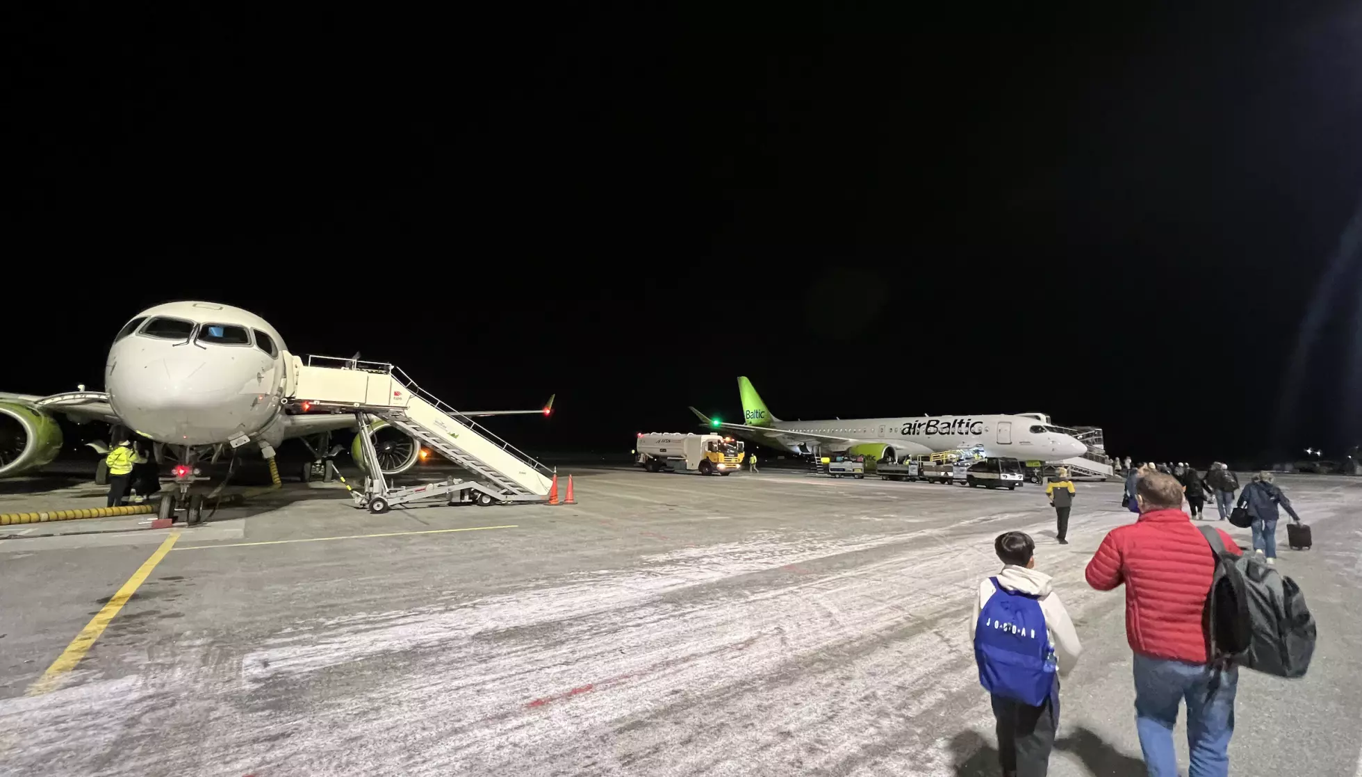 ENDELIG AV GÅRDE: Da reserveflyet (til høyre) endelig ankom, fikk passasjerer fra Molde kommet seg av gårde til Gran Canaria. Foto: Christopher Evan Brevik