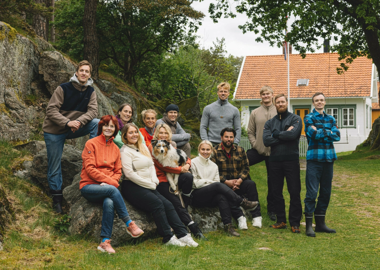 ÅRETS DELTAKERE: F.v.b: Jonas Lihaug Fredriksen (36), Heidi Røneid (42), Henriette Lien (55), Kim Kolstad (55), programleder Dorthe Skappel (64), Sondre Sundby (34), Karsten Blomvik (31), Fritz Aanes (47) , Stinius Maurstad (31) og mamma Mari Maurstad (68), Victoria Frostmann Skau (26), Trude Vasstrand (61), Kristine Arntzen (29) og Peder Braastad (30). Foto: Andreas Fadum / Se og Hør.