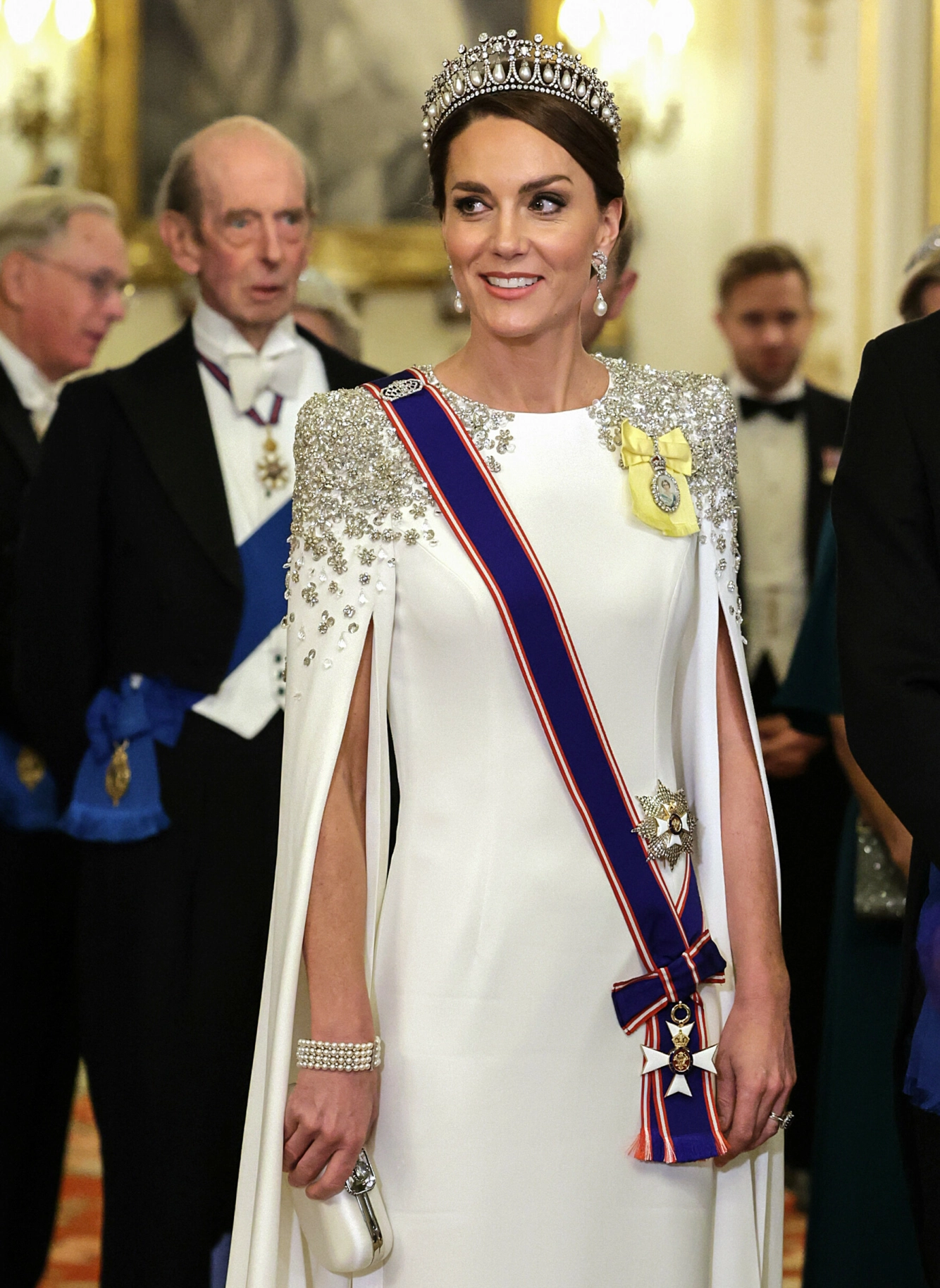 TRADISJONELL: Prinsesse Kate har kun brukt en håndfull tiaraer fra avdøde dronning Elizabeths samling. Det er denne, The Lover's Knot Tiara, hun helt klart har brukt flest ganger. Her avbildet på en bankett i 2022. Foto: Chris Jackson/ Getty/ Splash News/ NTB