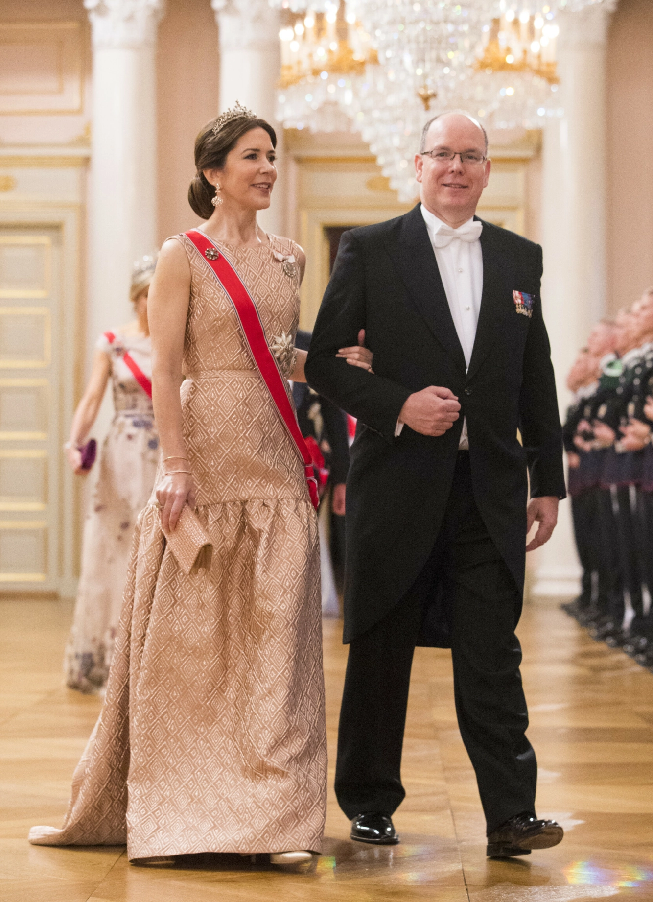 I 2017: Daværende kronprinsesse Mary iført sin helt egen tiara på vei til gallamiddag på Slottet i Oslo, i anledning 80-årsfeiringen til kong Harald og dronning Sonja. Til høyre sees fyrst Albert av Monaco. Foto: Håkon Mosvold Larsen/ NTB