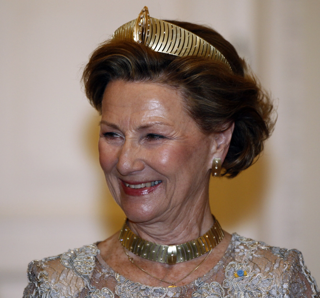 MODERNE SMYKKER: Dronning Sonja iført tiaraen fra Millie Behrens sammen med matchende øredobber og halskjede under et statsbesøk til Polen i 1997. Foto: Lise Åserud / NTB