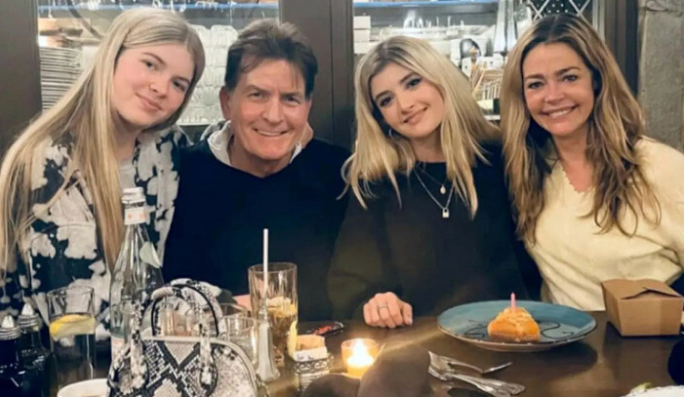 FAMILIE: Sami Sheen (t.h.) sammen med søsteren Lola og foreldrene Charlie Sheen og Denise Richards. Foto: Instagram / @deniserichards