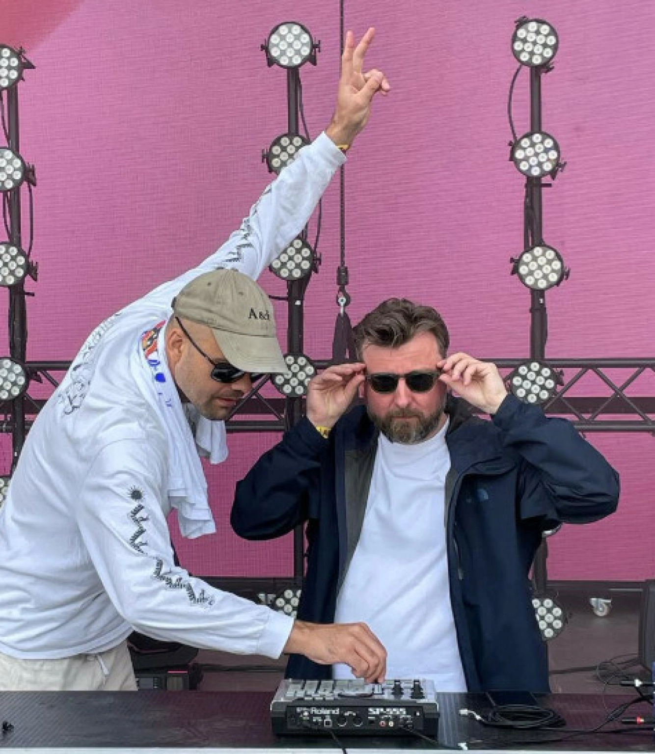 PODKASTDUO: Lars Berrum (t.v.) og Martin Beyer-Olsen har snakket om «greier» siden oppstarten av podkasten i 2018. Foto: Skjermbilde: @larsberrum / Instagram