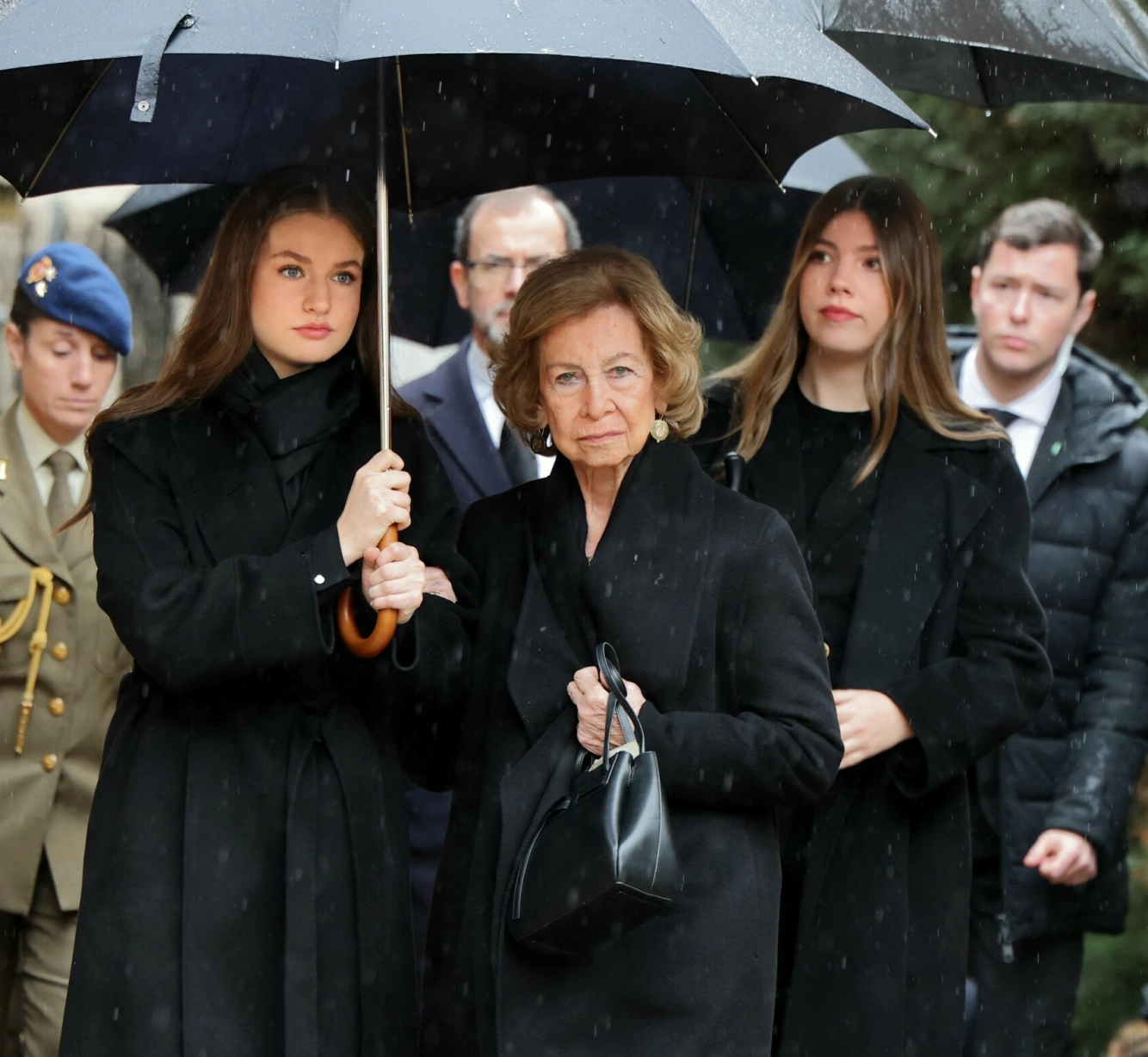 STILTE OPP: Prinsesse Leonor (t.v.), dronning Sofia og prinsesse Sofia avbildet mens de er på vei inn i kirken. Foto: Thomas Coex / AFP / NTB