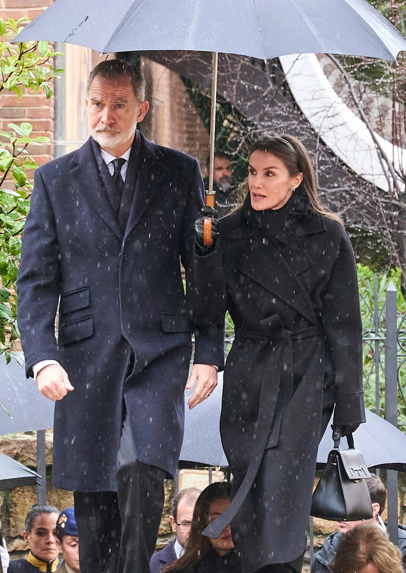 PÅ PLASS: Kong Felipe IV og dronning Letizia ankommer minnegudstjenesten. Foto: Shutterstock / NTB