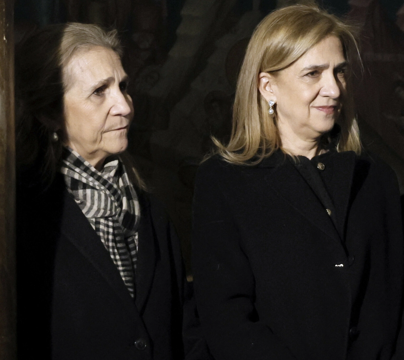 NIESENE: Infanta Elena (t.v.) og infanta Cristina under minnegudstjenesten til prinsesse Irene, som var tanten deres. Foto: Andres Ballesteros / AFP / NTB