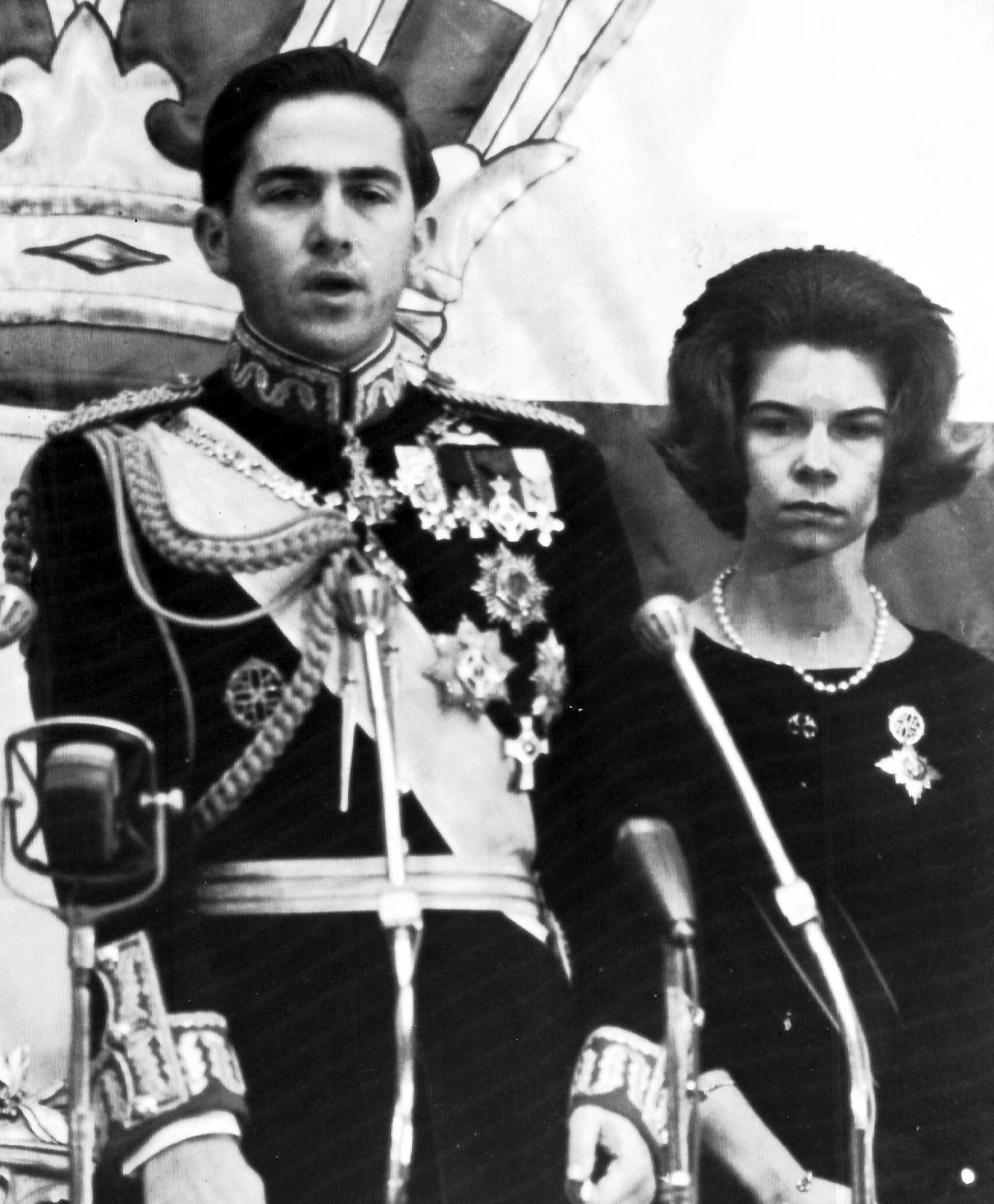 BROR OG SØSTER: Daværende kong Konstantin II tar over tronen i 1964, mens prinsesse Irene, står ved siden av. Den gangen var han 23 år gammel, mens hun var 21. Foto: APHS / NTB