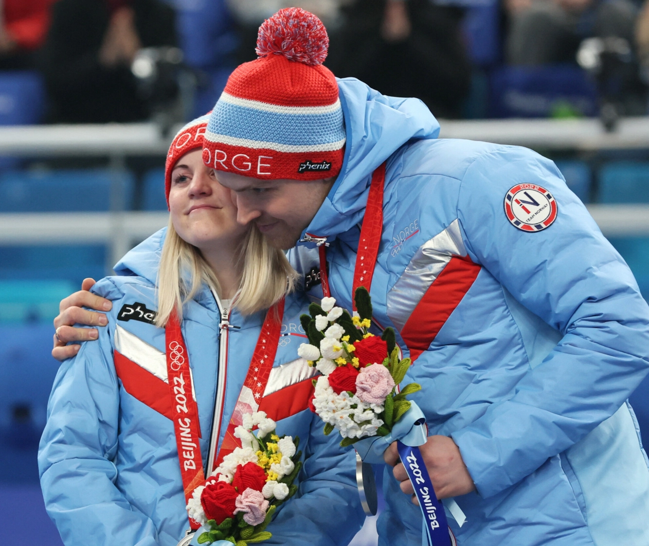 SPORTY PAR: Kristin og Magnus gir hverandre en klem etter at de vant sølv under OL i Beijing i 2022. Foto: Eloisa Lopez / Reuters / NTB