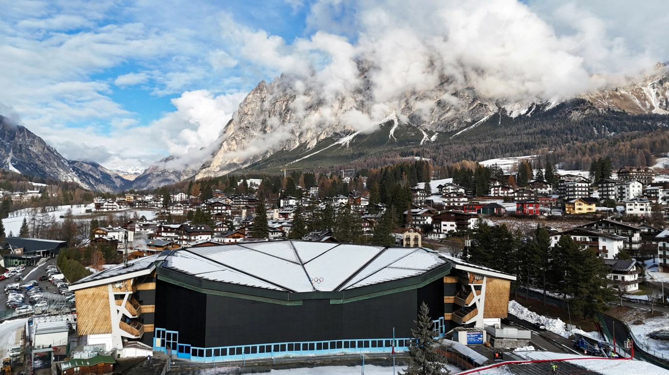 ARENA: Cortina Curling Olympic Stadium i Cortina d’Ampezzo ble opprinnelig bygget til vinter-OL i 1956 og er oppgradert til curling under Milano Cortina 2026. Foto: Claudia Greco / Reuters / NTB