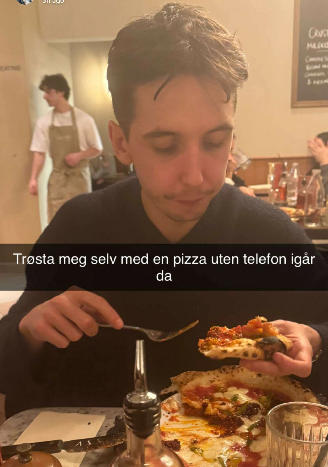 I SORG: Bergset tok til Snapchat for å dele en rekke humoristiske bilder, der han sørget over tapet på mobilen. Foto: Snapchat / @oliverbergset