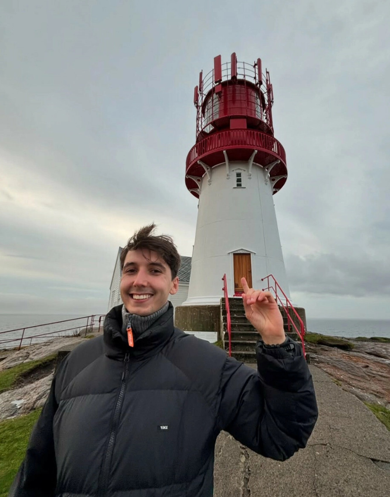 REISEVANT: Bergset er ofte på reisefot, og skal snart på en jobbtur til Kenya. Her foran Lindesnes fyr. Foto: Instagram / @oliverbergset