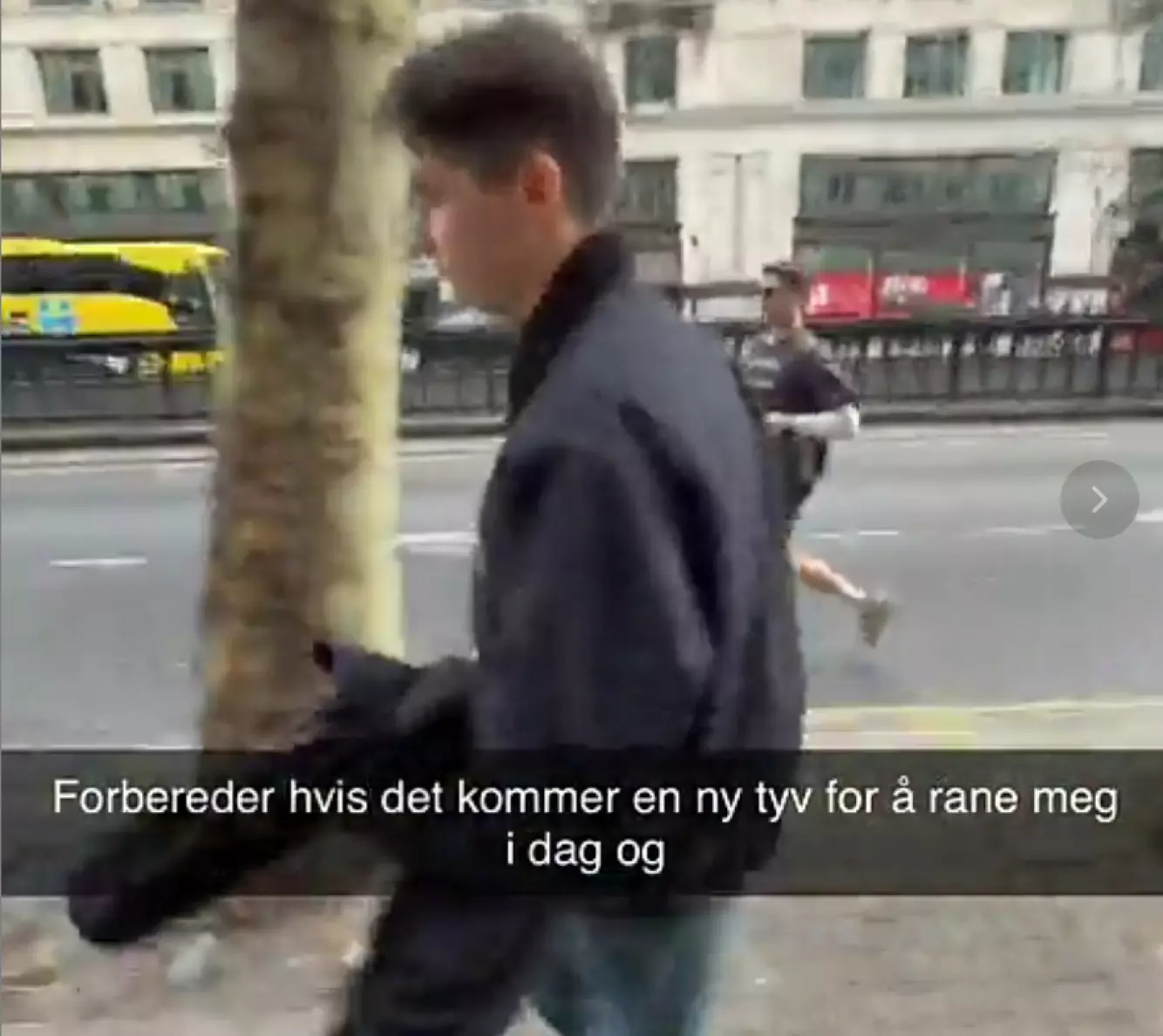 HUMOR: Bergset la ut flere videoer etter at mobilen hans ble stjålet. Foto: Snapchat / @oliverbergset
