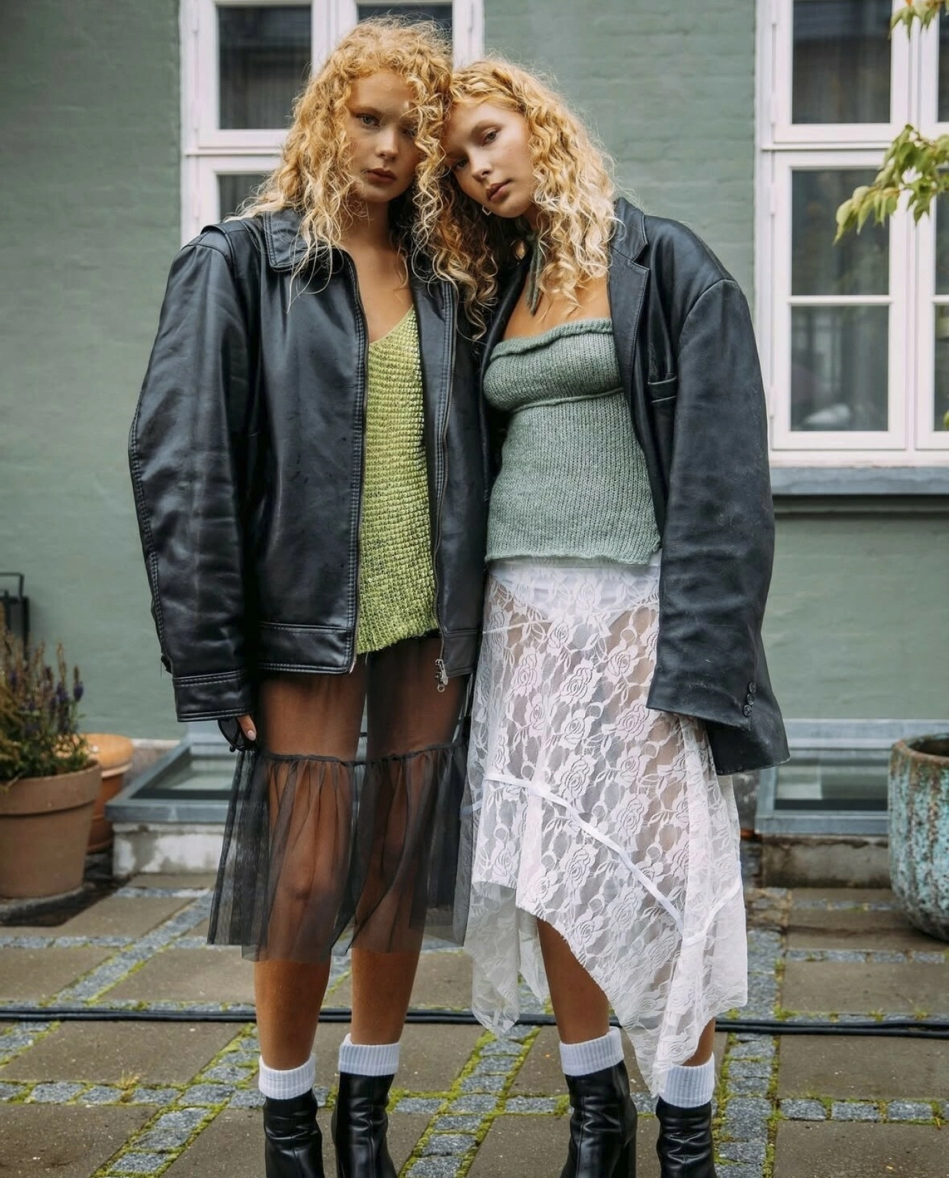 De norske
influenserne og
tvillingmodellene
Idun og Sofie Vollan
under moteuken
i København høsten
2023. Iduns grønne
topp er strikket av
Tuva.
FOTO: Instagram
@styledumonde via
@voguemagazine
