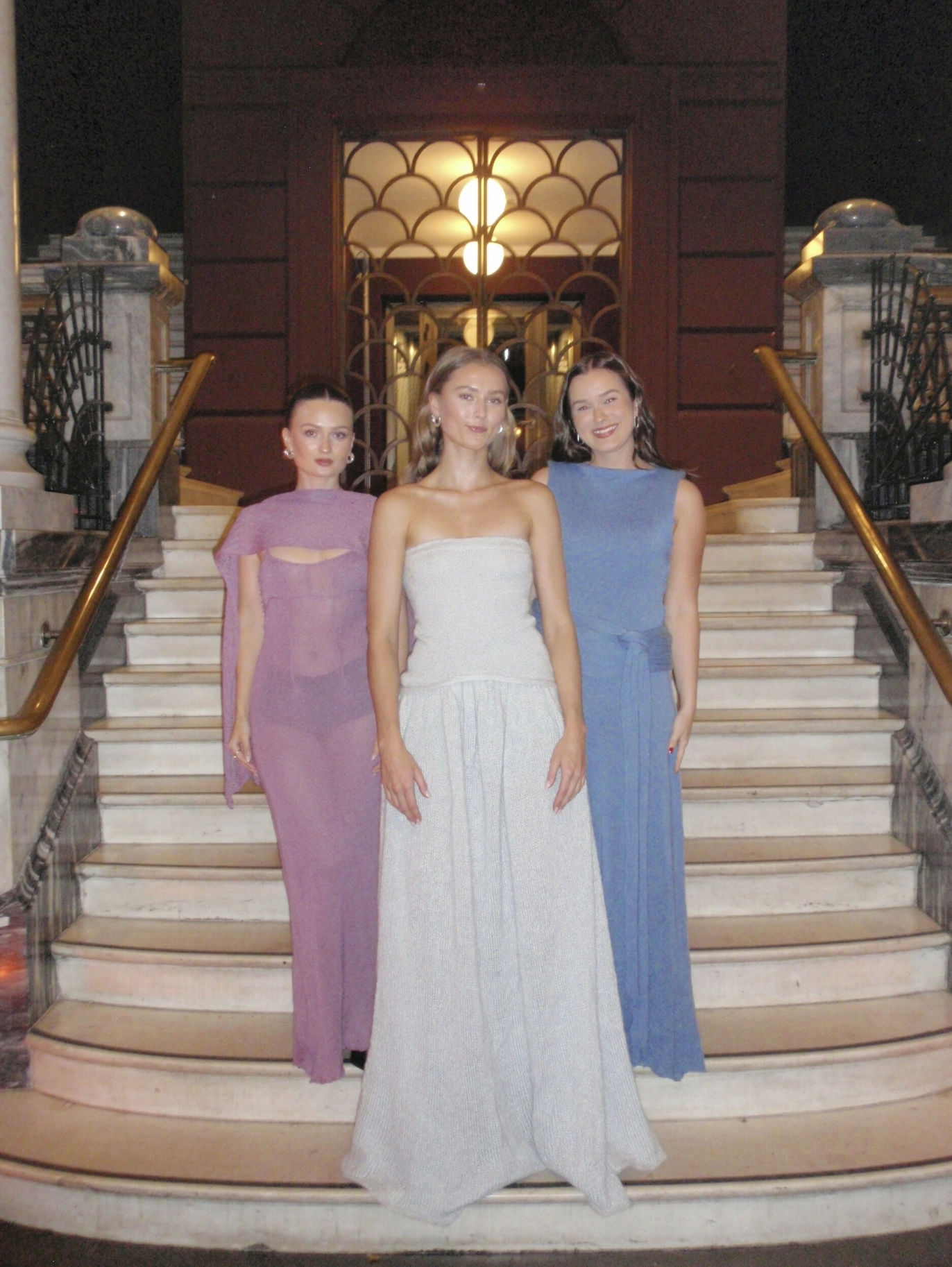 Tuva i selvstrikket gallakjole under
KNIT Design Award, strikket
i garnet ”Ballerina Chucky Mohair”
fra Sandnes garn. Hedda Næss og
Matilde Bakken er bak, også i kjoler strikket av Tuva. Disse i garnet
”Frida” fra Solberg Spinderi.