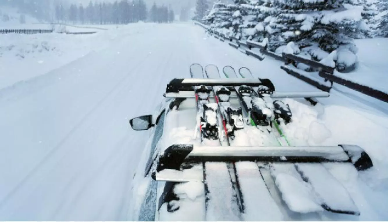 PÅ TAKET: Skiene skal plasseres på taket, ikke inne i bilen. Det er enkelt og sikkert, ifølge NAF. Foto: NAF