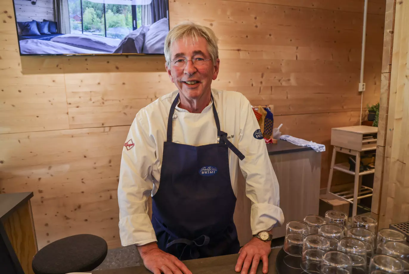 KJENDISKOKK: Arne Brimi har brukt hele livet på å løfte norsk matkultur, fra fjellheimen i Lom til TV-skjermen. Foto: Geir Olsen / NTB