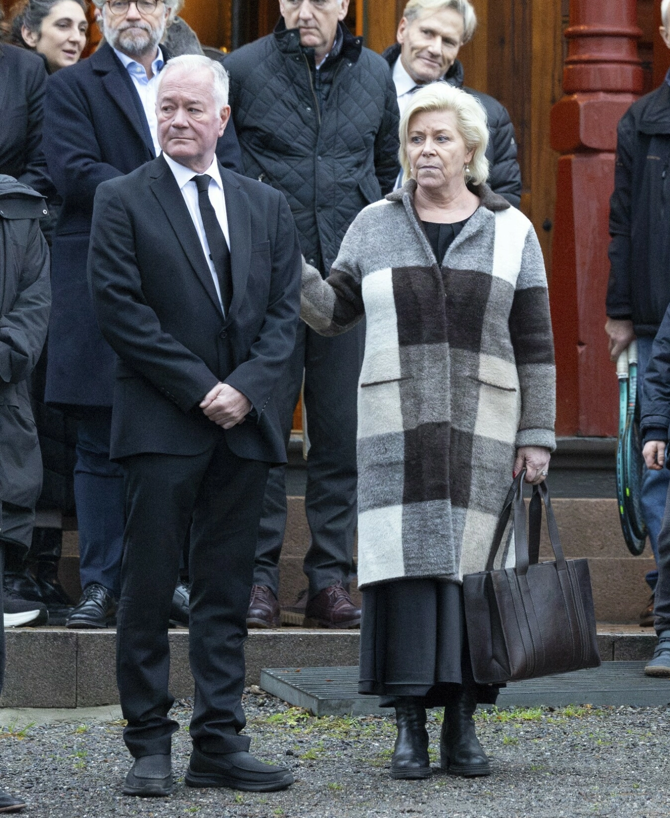 STERKT PREGET: Siv Jensen støtter sin fetter Espen etter bisettelsen på Ormøya. I tillegg til barna Morten og Espen hadde Betzy datteren Kirsten. Foto: Andreas Fadum