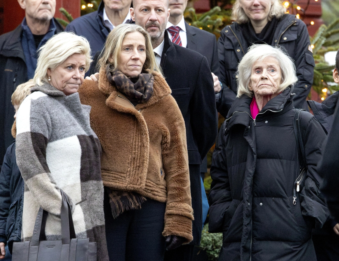SAMMEN I SORGEN: Niesene Siv og Nina Jensen fulgte bårebilens sakte ferd fra kirkebakken sammen med sin mamma Monica, Betzys lillesøster. Foto. Andreas Fadum