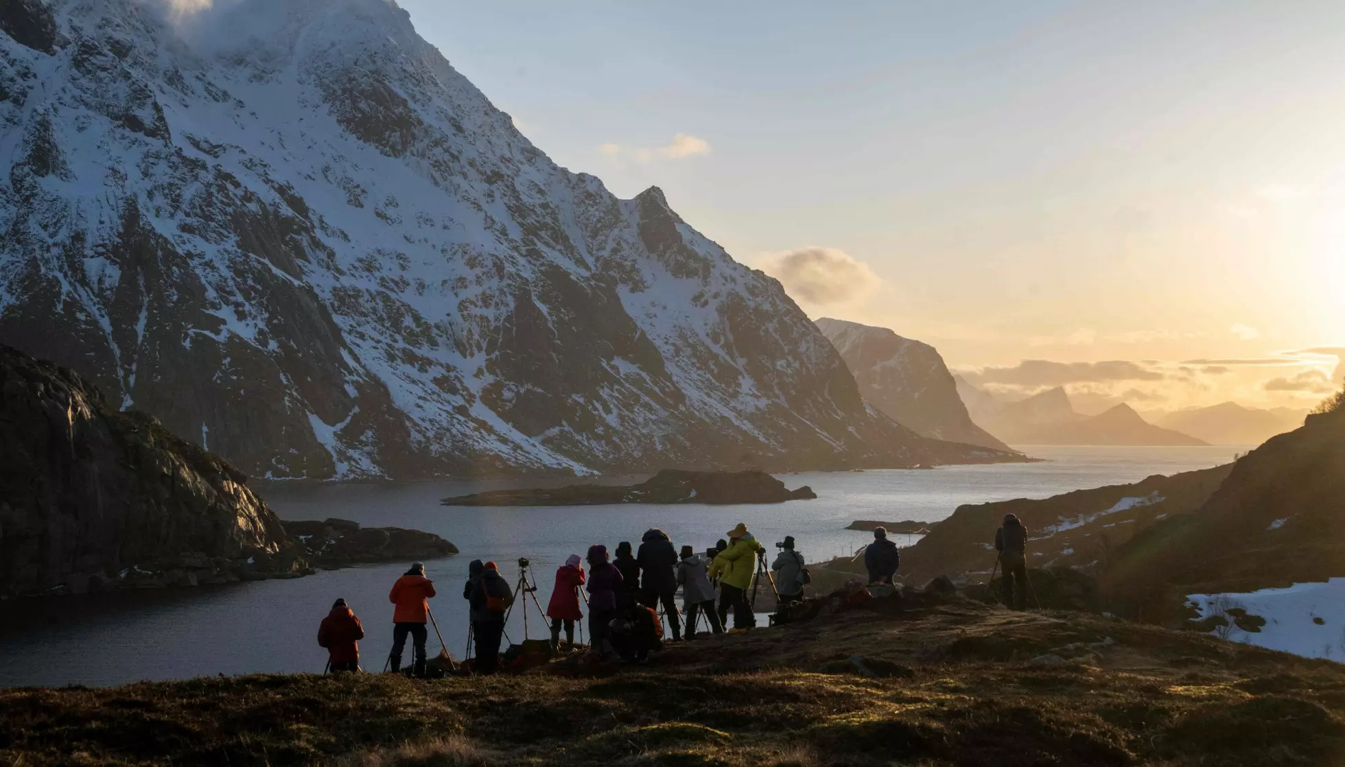 STRØMMER TIL: Turister fra Kina fotograferer fjorden i Unstad i Lofoten i fjor. Foto: Olivier Morin / AFP