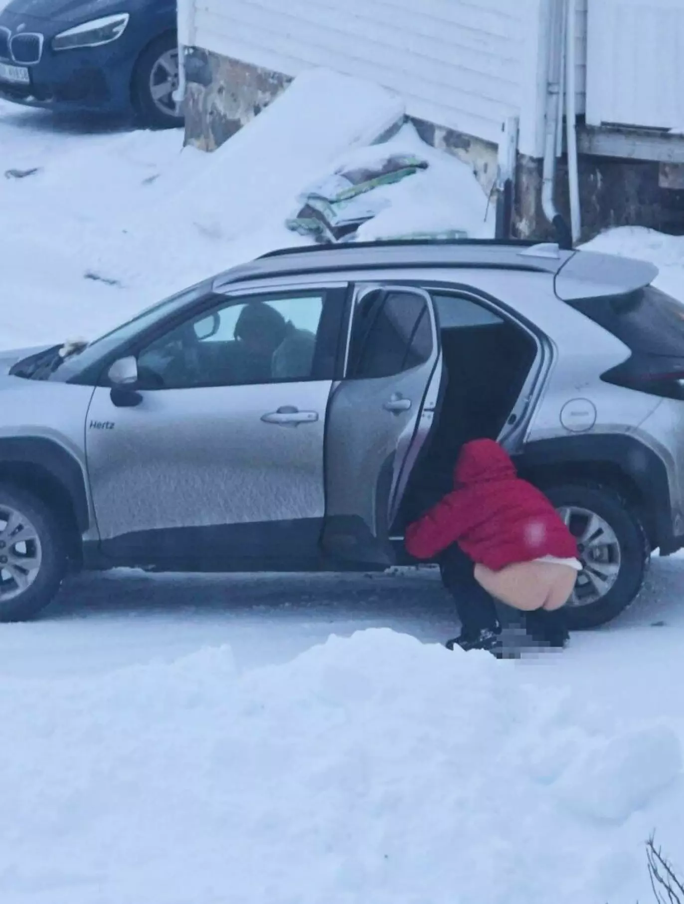 BIMMELIBIM: Turisten i full sving rett foran alle husene. Foto: Privat