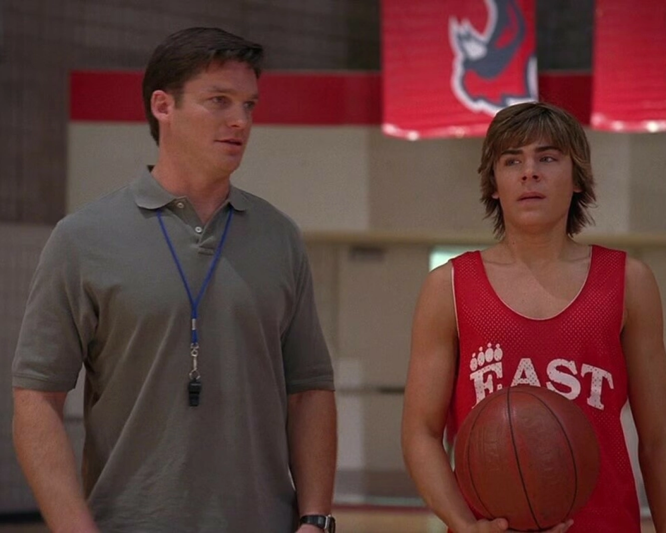 FAR OG SØNN: Bart Johnson og Zac Efron spilte far og sønn i «High School Musical». Johnson var altså «Couch Bolton», Troy Boltons far. Foto: Skjermdump Disney.