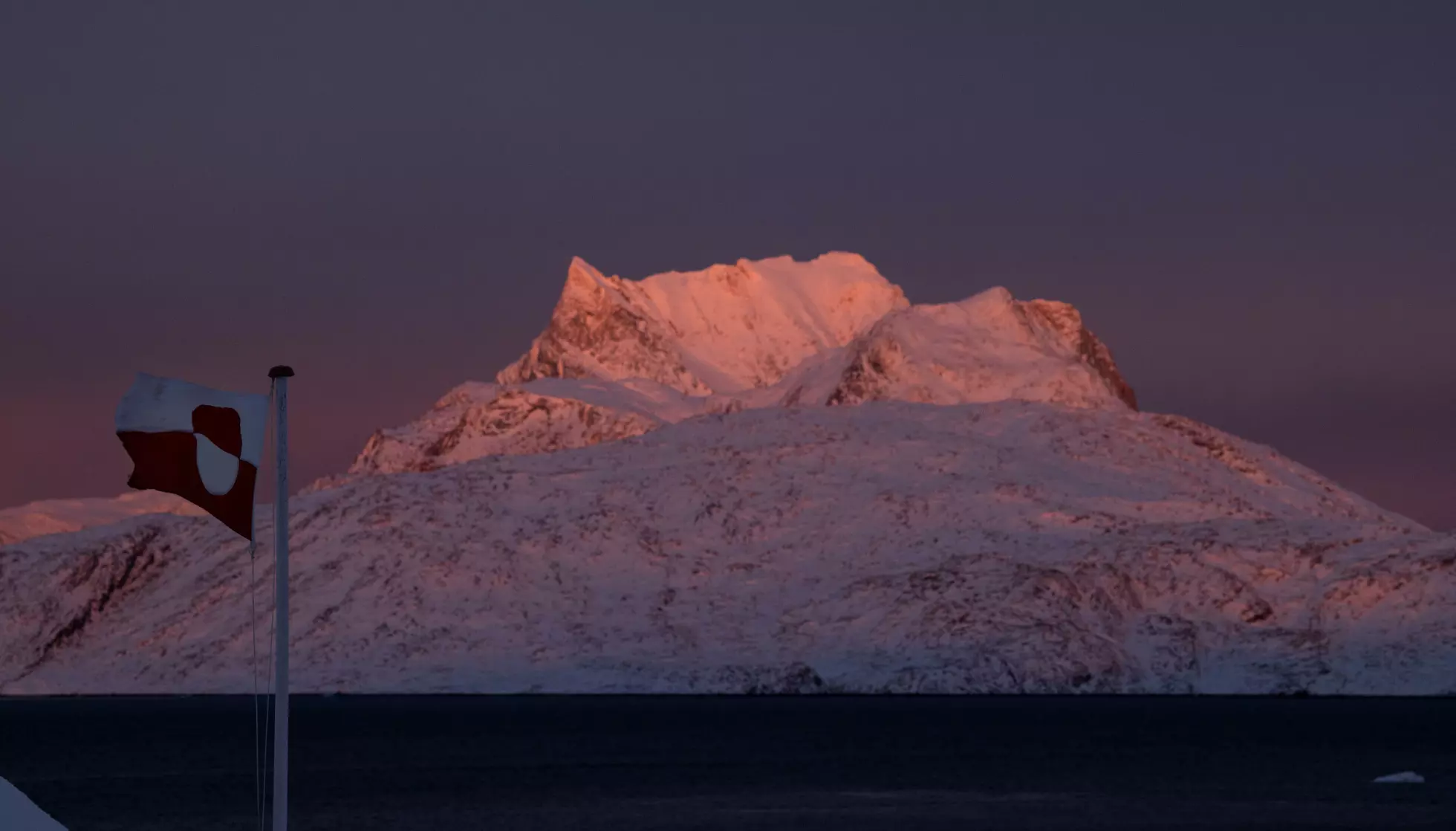 AMERIKANSK? Får USAs det president som han vil blir det det amerikanske flagget, ikke det grønlandske, som vaier foran fjellet Sermitsiaq. Foto: kristian Ridder-Nielsen / Dagbladet