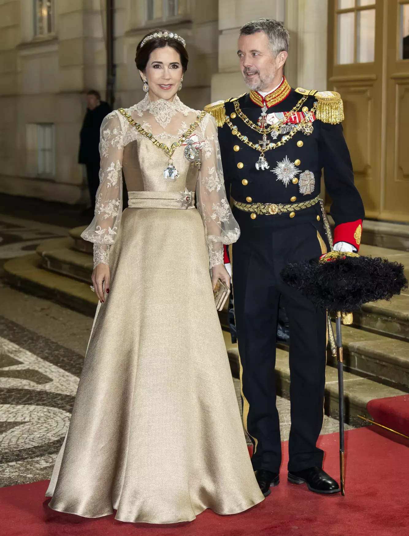 FÅR SKRYT: Smykkeekspert Oliver Hobart roser dronning Marys evne til å fornye de kongelige danske smykkene - slik hun gjorde med denne spesielle diamant-tiaraen under årets nyttårstaffel. Foto: Hanne Juul/ Aller Foto & Video