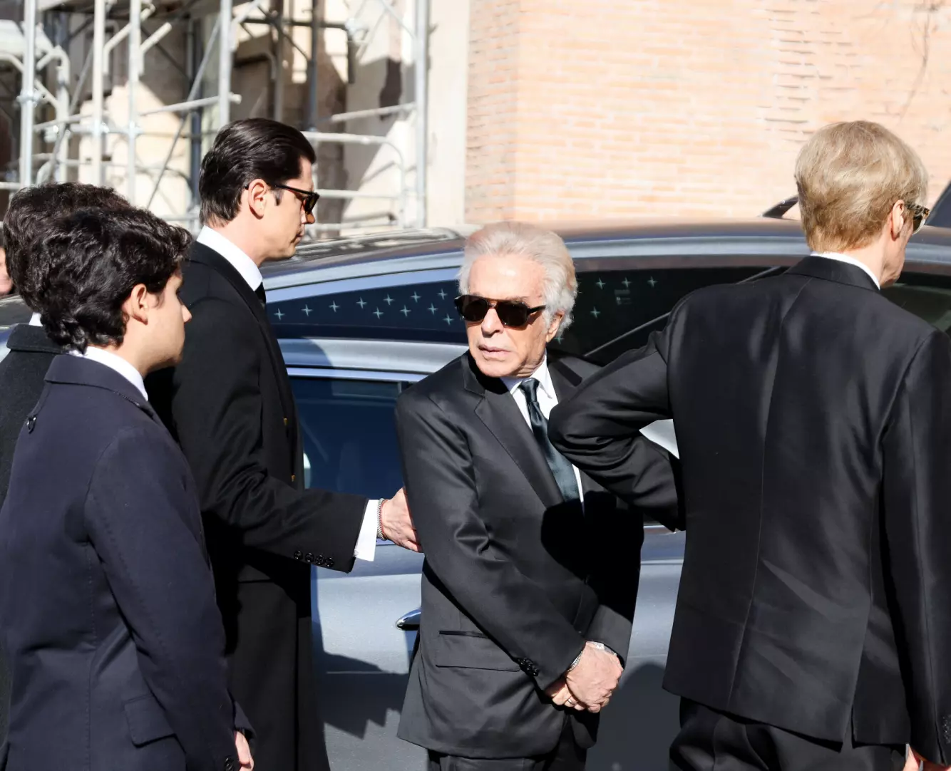 I SORG: Giancarlo Giammetti (midten), Garavanis medgrunnlegger av motehuset, kjente Valentino Garavani i over 65 år. Foto: Giandomenico D'Angelo/ IPA Agency/ Pa Photos/ NTB