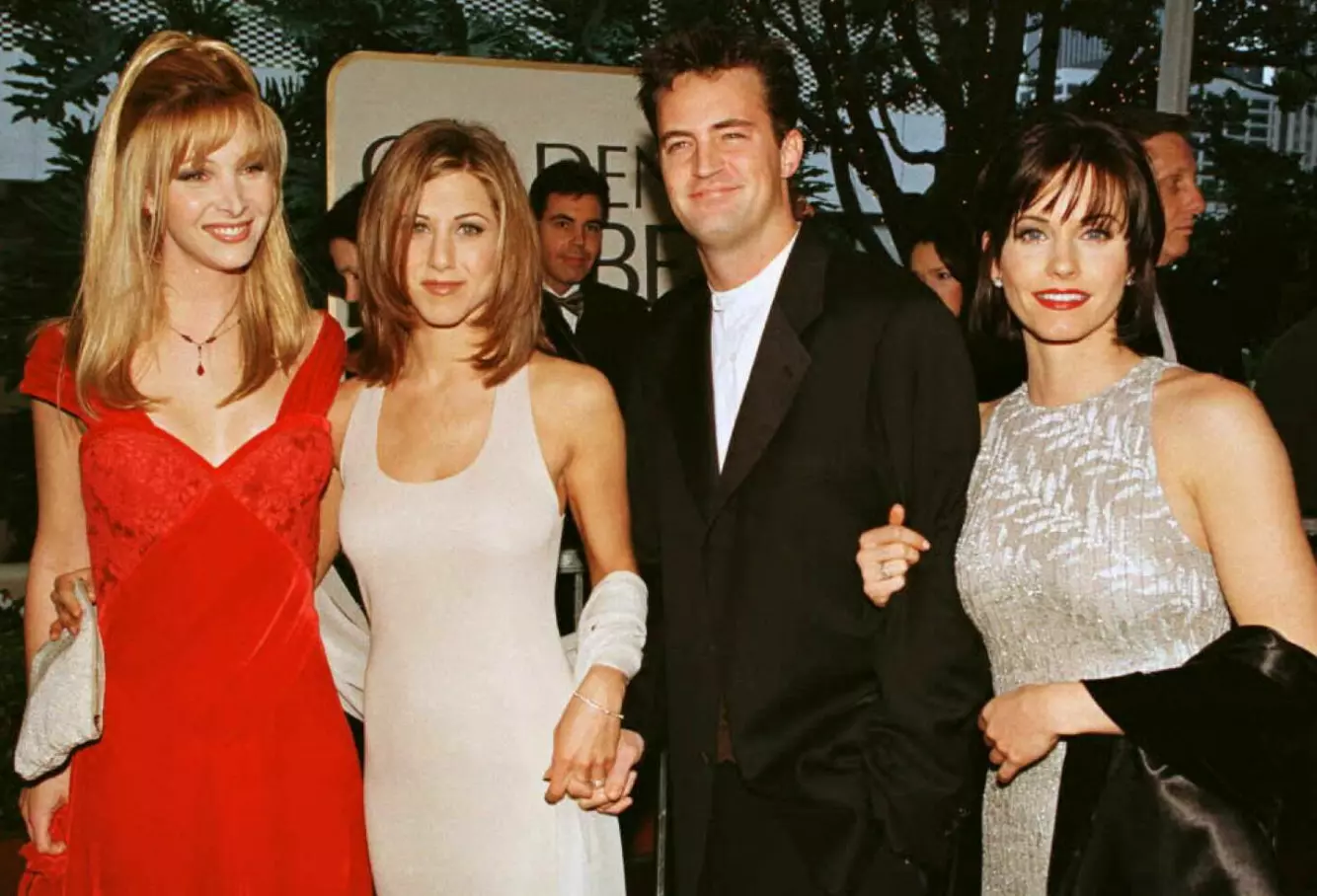STJERNESVEIS: Gjennom komiserien «Friends» gjorde Jennifer Aniston (nummer to f.v.) bob-frisyren svært populær på 1990-tallet. Her er hun på Golden Globe i 1996 sammen med TV-kollegene Lisa Kudrow, Matthew Perry og Courteney Cox. Foto: Mike Nelson/ AFP/ NTB