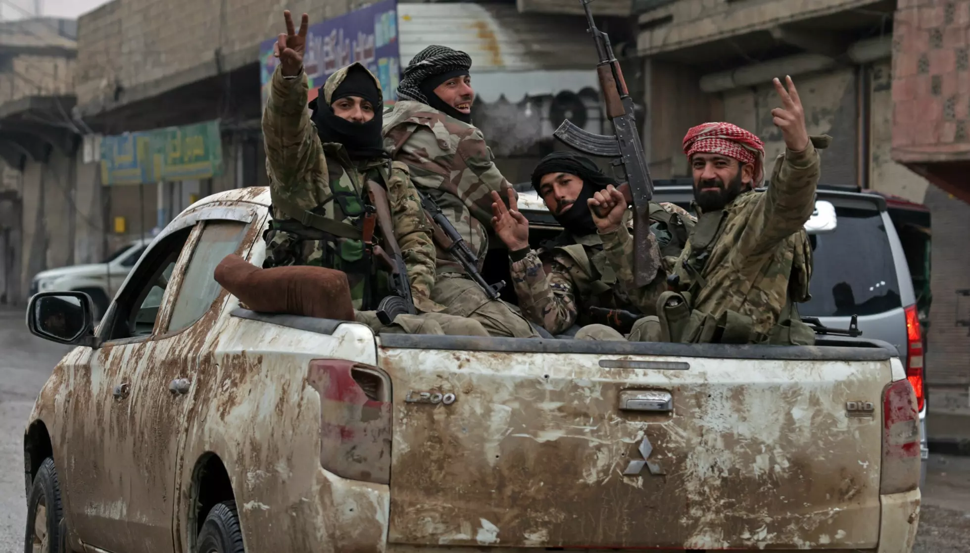 PATRULJERER: Syriske regjeringssoldater patruljerer i Taqba etter at kurdiskledede styrker trakk seg ut. Foto: Bakr ALkasem / AFP/NTB