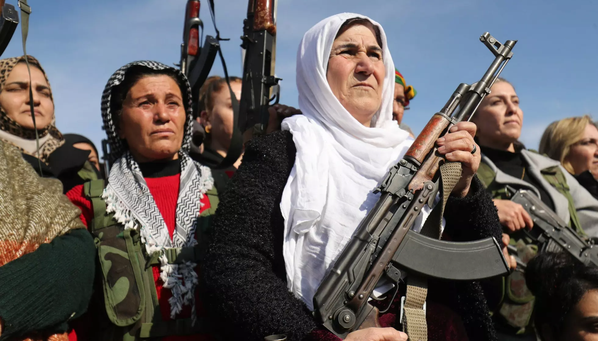GJØR MOTSTAND: Kurdere i Qamishli væpner seg etter at SDF ba unge kurdere slutte seg til motstanden. Foto: Delil Souleiman / AFP / NTB