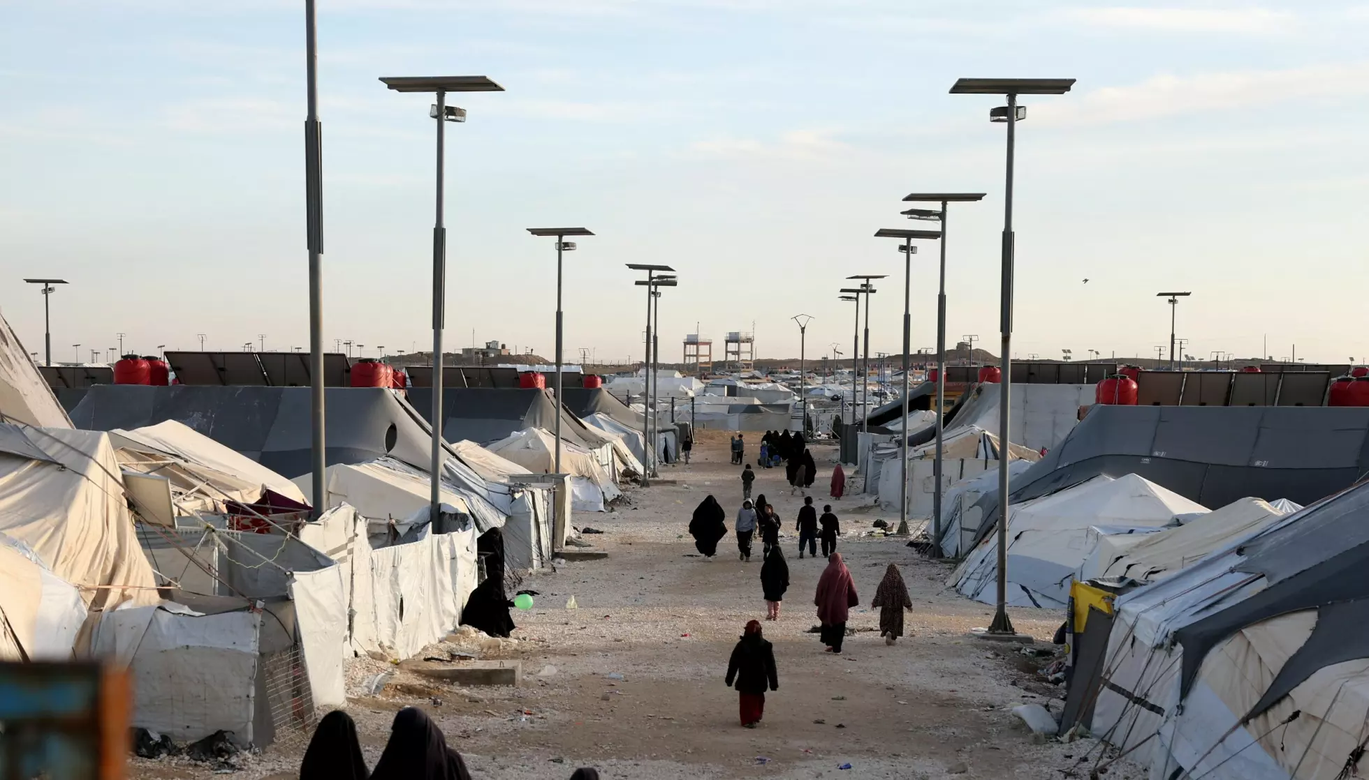DEN BERYKTEDE LEIREN: Kvinner og barn i Al-Hol-leiren etter at syriske regjeringsstyrker tok over kontrollen da kurdiske styrker trakk seg ut. Foto: Omar Haj Kadour / AFP / NTB