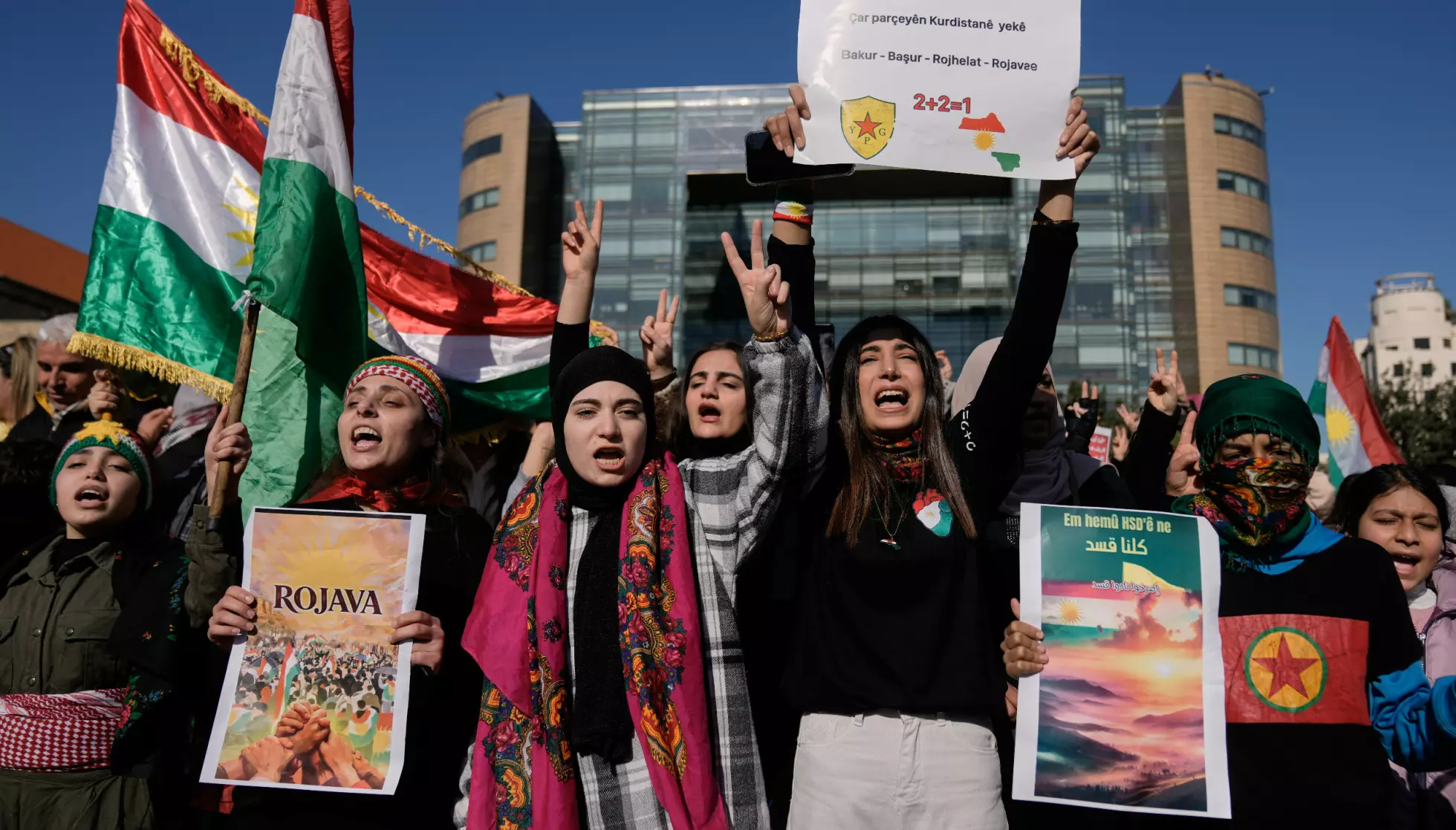 DEMONSTRERER: Kurdere demonstrerer i Beirut mot syriske angrep på SDF-styrker i Nordøst-Syria. Foto: Bilal Hussein / AP / NTB.