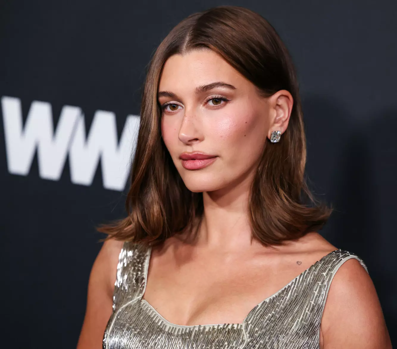 TRENDY: Hailey Bieber er ikke ukjent med å fronte nye trender, og tidligere i januar dukket hun opp på rød løper med en lob-frisyre som kanskje kan bli blant årets mest etterspurte. Foto: Xavier Collin/Image Press Agency/ SplashNews/ NTB