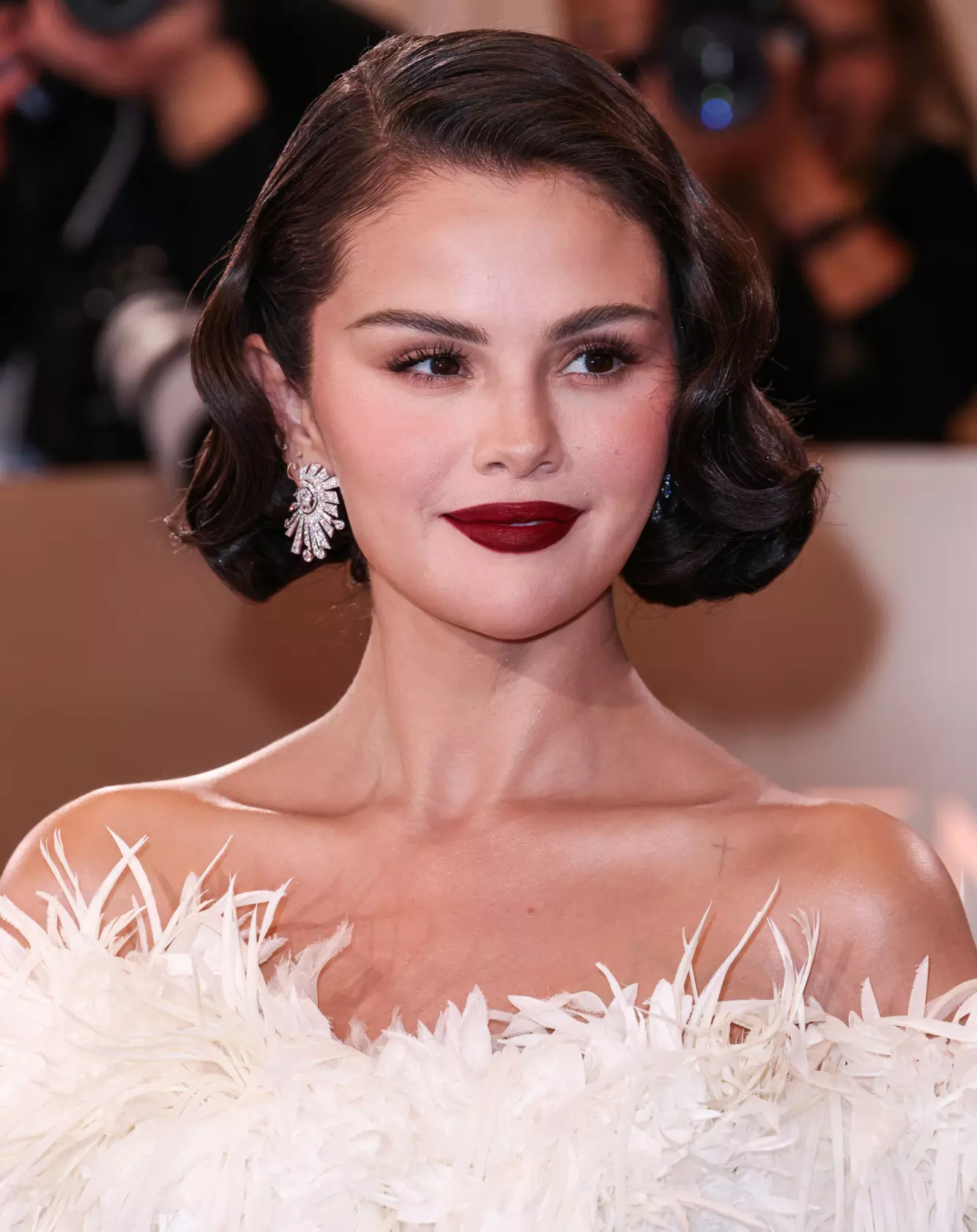 OLD HOLLYWOOD: Selena Gomez entret Golden Globe-løperen med en bobfrisyre som oste av gammeldags Hallowood-glamour. Foto: Image Press Agency/ NurPhoto/ Shutterstock/ NTB