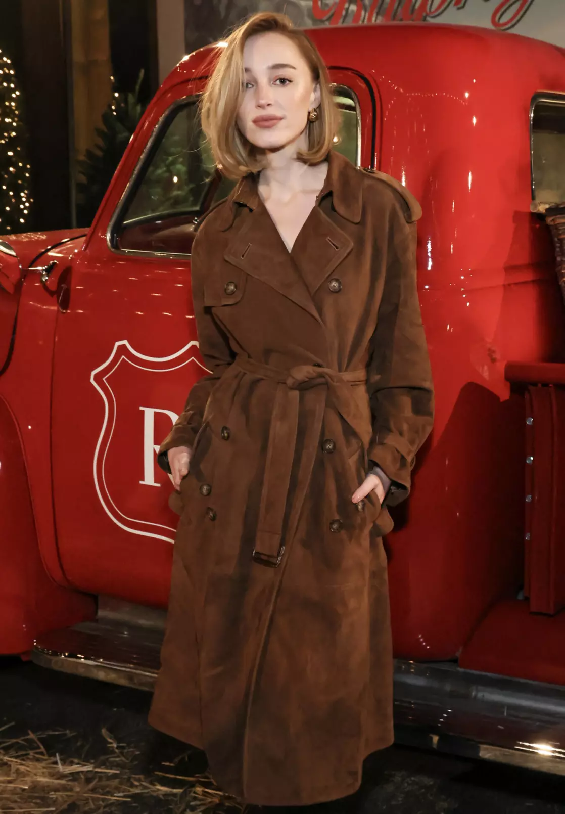 I VINDEN: Who What Wear skriver at «Bridgerton»-stjerna Phoebe Dynevors bevelled bob er «så elegant». Foto: Rodin Eckenroth/ Getty Images/ AFP/ NTB