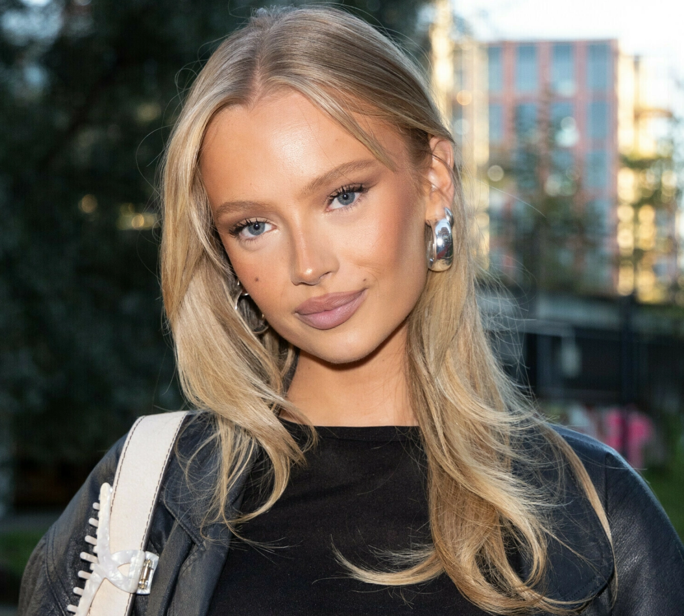 «WING-WOMAN»: Emma Ellingsen røper at hun har flere dating-alternativer klare for kompisen Trygve. Foto: Andreas Fadum / Se og Hør.