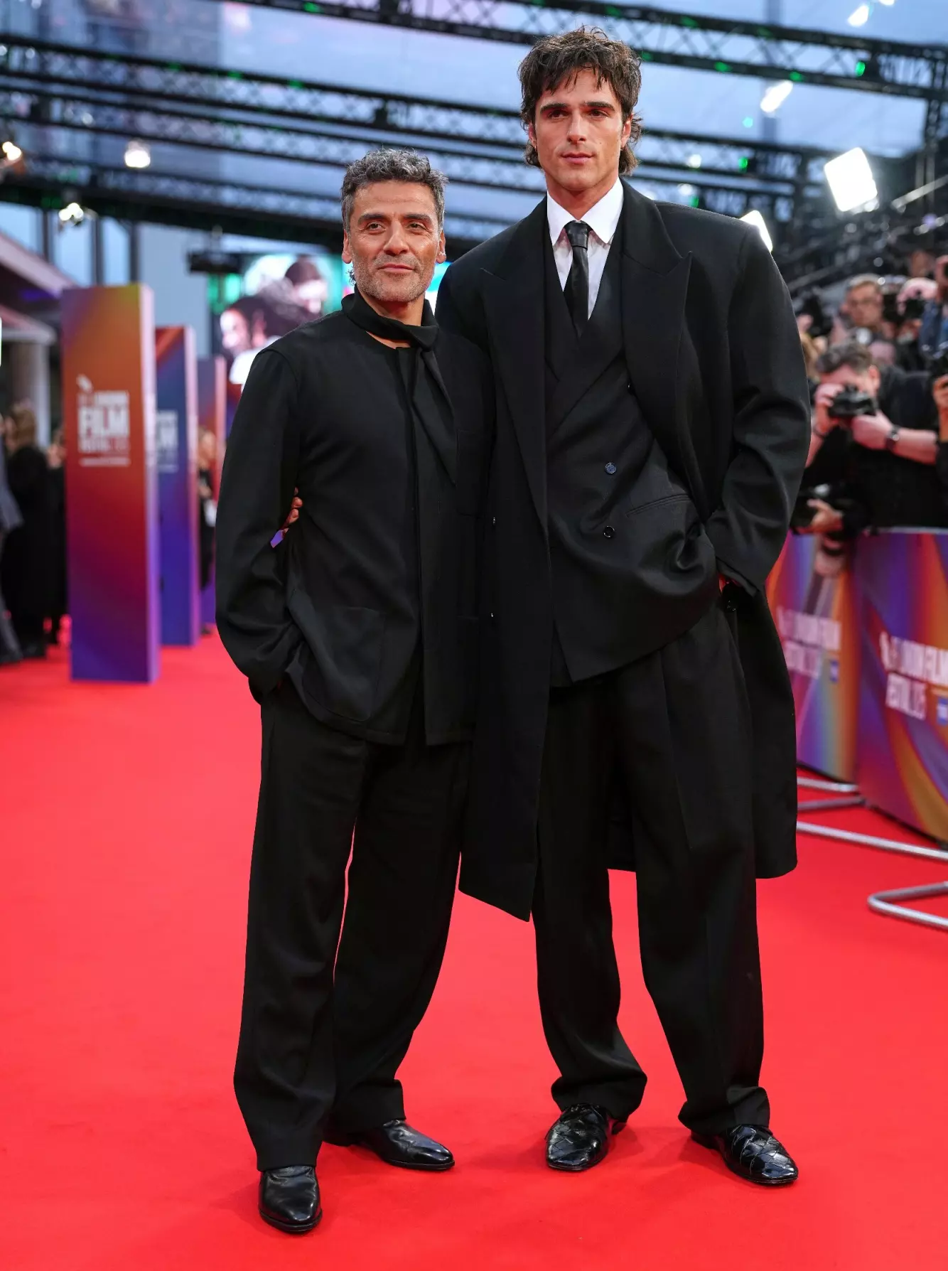 HØYREIST: Jacob Elordi rager greit over «Frankenstein»-kolleger Oscar Isaac (1,74 meter). Her er de fotografert under i London i fjor. Foto: Matt Baron / BEI