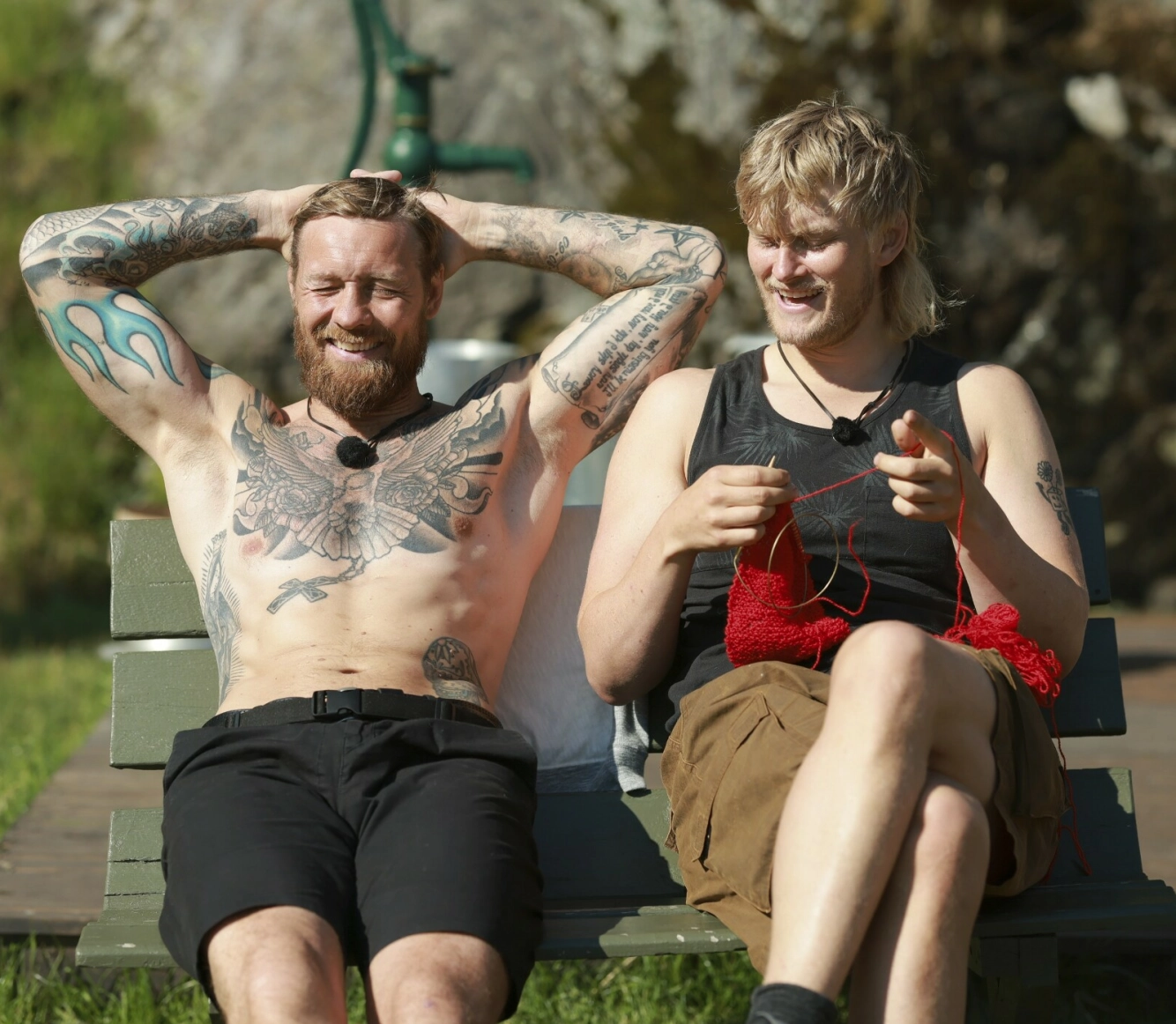 GUTTASTEMNING: Det
ble mye griseprat
og høylytt skravling
når de mannlige deltakerne var i sterkt
flertall på gården.
Her er Fritz Aanes
sammen med Karsten
Blomvik. Foto: TV2