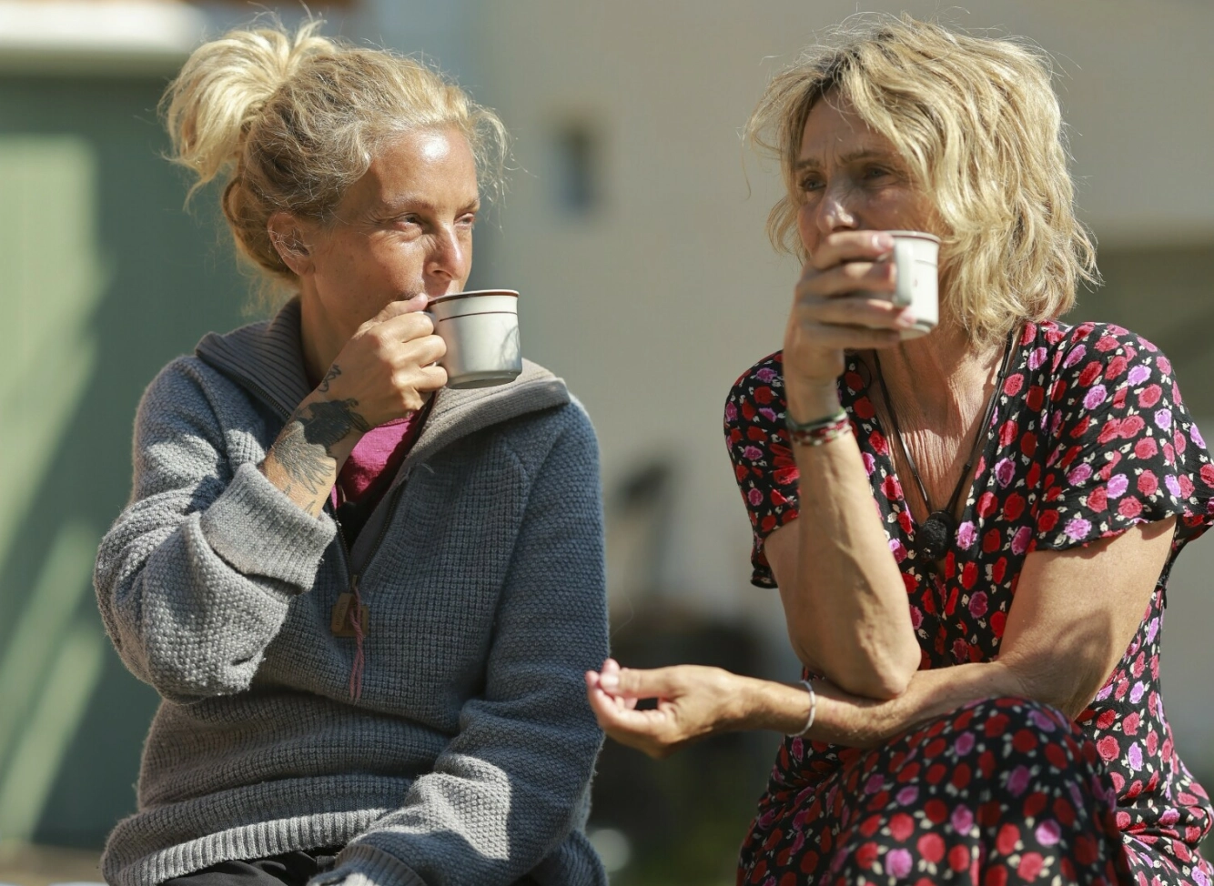 MÅTTE STÅ SAMMEN: Kvinnene måtte stå sammen for å bli hørt. Her nyter Henriette Lien og Trude Vasstrand et rolig øyeblikk. Foto: TV 2