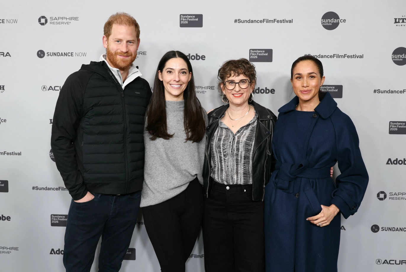DUKKET OPP: Prins Harry, Chanel Pysnik, Alysa Nahmias og hertuginne Meghan på premieren for dokumentarfilmen «Cookie Queens». Foto: Cindy Ord / Getty Images via AFP / NTB