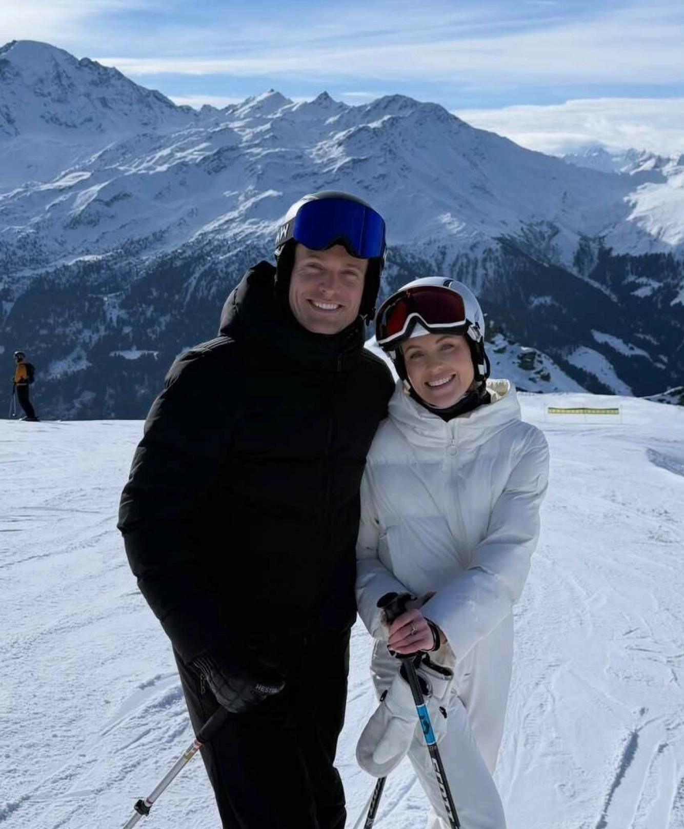 PÅ TOPPEN: Se så bredt Nikoline smiler ved siden av sin «deilige danske» Anton Lorentzen. Foto: Skjermdump @nikolineanundsen / Instagram