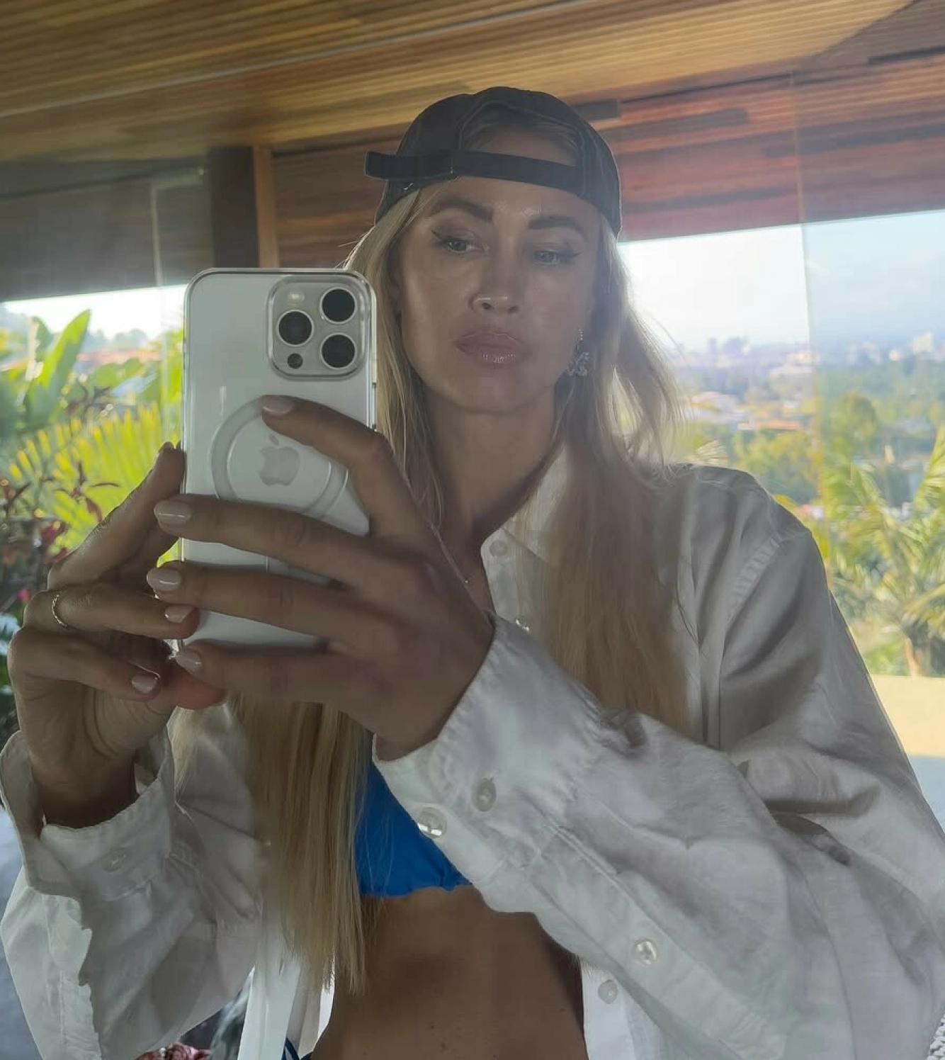 SELFIE: Den populære modellen har hele verden som sitt arbeidssted. Her fra varmere strøk, delt på Instagram. Foto: @elinesyrdalen /Instagram