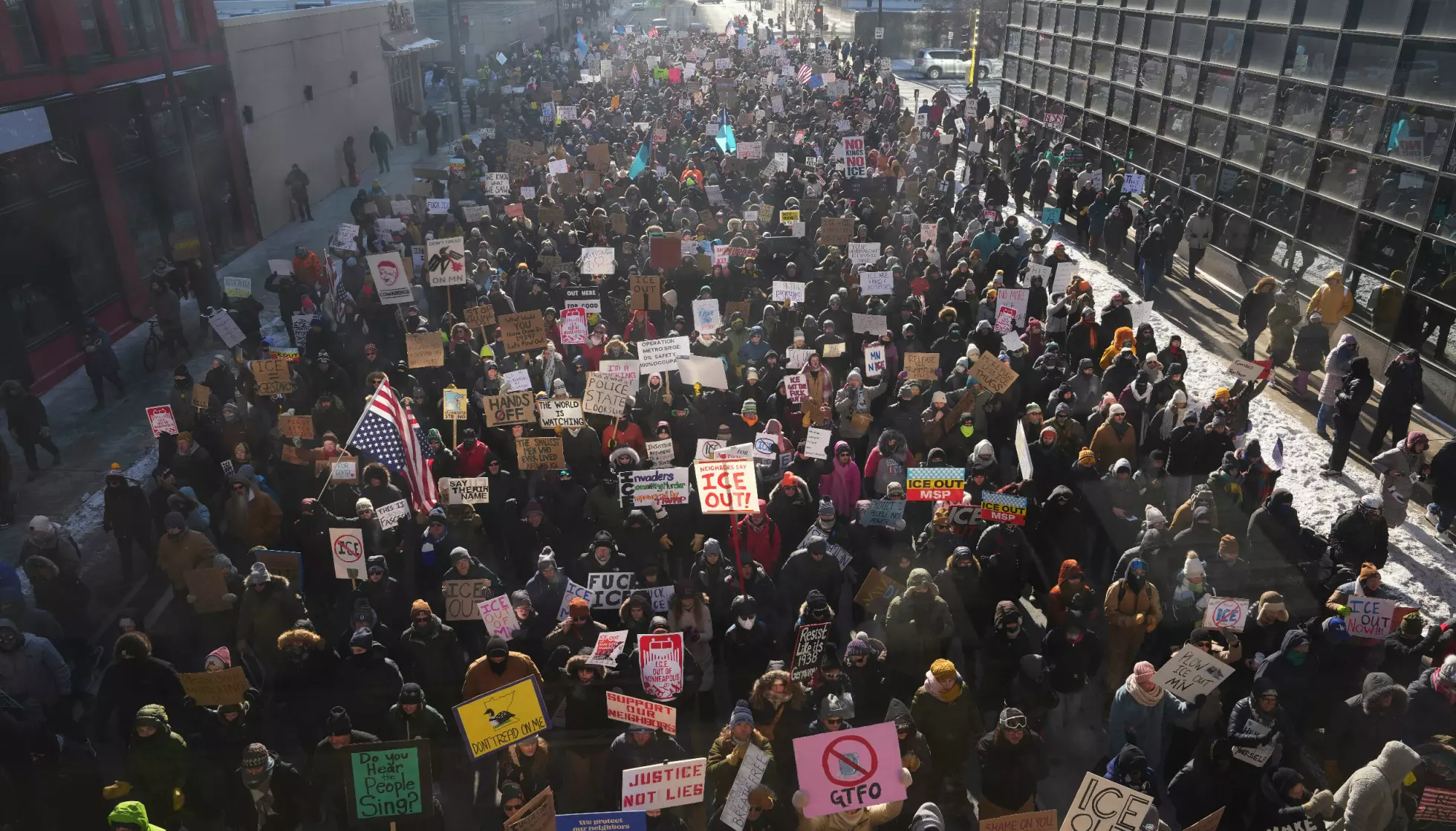 Demonstranter protesterer mot ICE i sentrum av Minneapolis etter en dødelig skyting 25. januar 2026. Foto: Charpaud Christopher / ABACA / Shutterstock