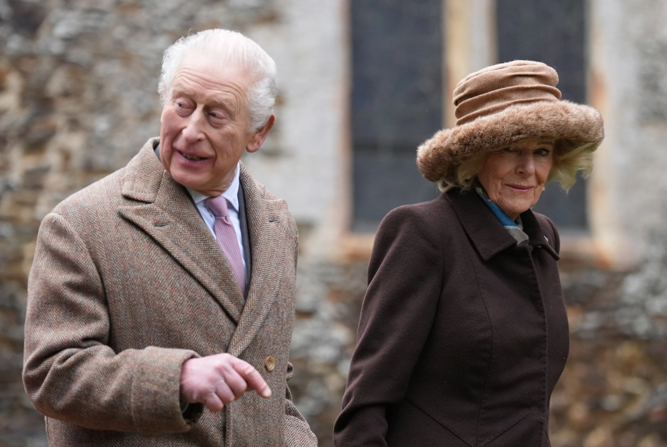 BESØK: Kong Charles og dronning Camilla var denne søndagen på gudstjeneste i St. Peter’s kirke i Wolferton, på Sandringham-eiendommen. Foto: Joe Giddens / NTB