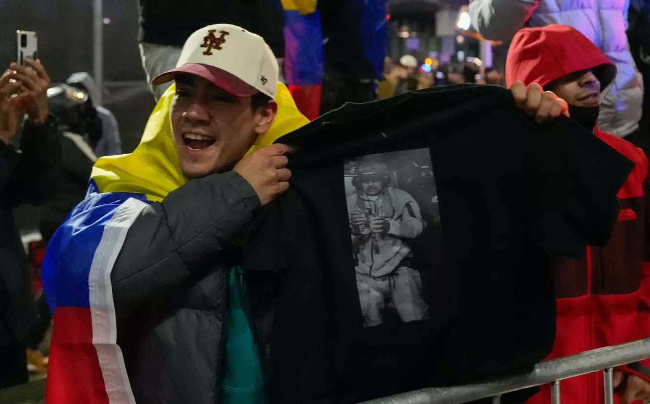 Dersom et medlem av Trump-administrasjonen hadde satt penger på at Venezuelas president Nicolás Maduro skulle avsettes, kunne denne personen hatt stor interesse av at Maduro faktisk ble pågrepet, og kunne kanskje ha trukket i noen tråder for at det skulle skje, påpeker eksperter. Her er det en person som feirer at nettopp Maduro er pågrepet av amerikanske styrker. Foto: Yuki Iwamura / AP / NTB