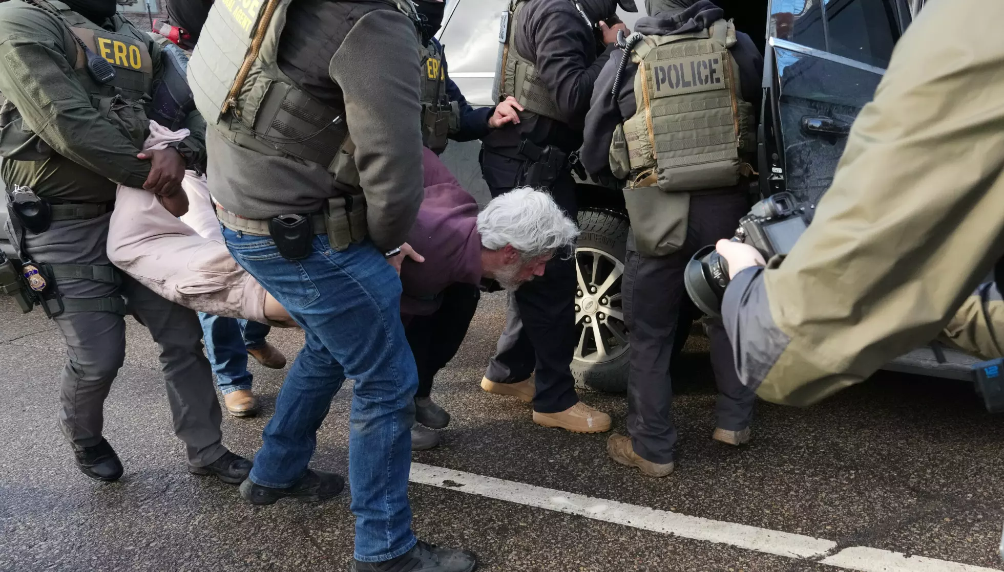 Det kan settes penger på alt – for eksempel – hvor mange blir utvist fra USA i år? Her blir en demonstrant pågrepet av føderale agenter nær stedet der Renee Good ble skutt og drept av en Ice-tjenestemann forrige uke. Foto: Adam Gray / AP / NTB