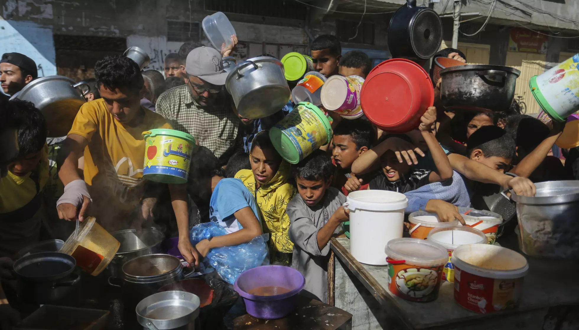 Er det etisk riktig å vedde på hvor mange i Gaza som vil lide av hungersnød? Det er folk som vedder penger om alt – fra hva USAs president Donald Trump vil si neste gang han taler, eller om store hendelser, som sult og katastrofer. Forskere advarer mot utviklingen. Bildet er fra en tidligere matkø i Gaza. Arkivfoto: Hatem Ali / AP / NTB